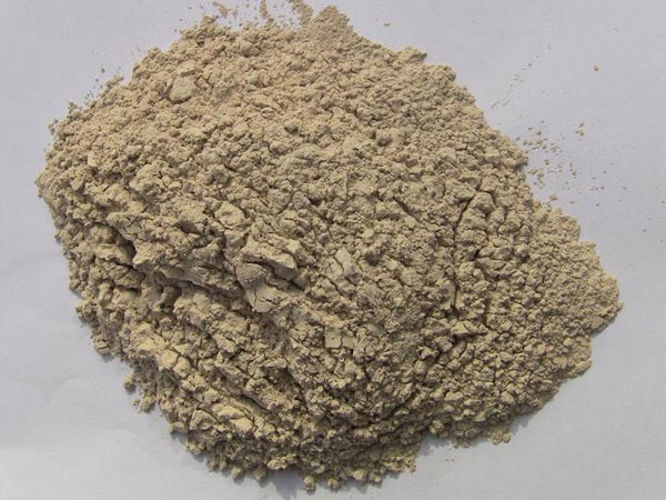 礬土性質(zhì) 礬土主要成分是氧化鋁，為煉鋁和耐火材料的主要原料。白色或灰白色，因含鐵而呈褐黃或淺紅色。密度3.45g/cm3，硬度1～3，不透明，質(zhì)脆。極難熔化，不溶于水，能溶于硫酸、氫氧化鈉溶液。 地區(qū)分布 中國鋁土礦資源比較豐富，在全國18個省、自治區(qū)、直轄市已查明鋁土礦產(chǎn)地205處，其中大型產(chǎn)地72處（不包括臺灣），主要分布在山西、山東、河北、河南、貴州、四川、廣西、遼寧、湖南等地。 投資前景 1.可用于煉鋁工業(yè)。用于國防、航空、汽車、電器、化工、日常生活用品等。 2.可用于精密鑄造。礬土熟料加工成細粉做成鑄模后精鑄。用于軍工、航天、通訊、儀表、機械及醫(yī)療器械部門。 3.可用于耐火制品。高鋁礬土熟料耐火度高達1780℃，化學穩(wěn)定性強、物理性能良好。 4.硅酸鋁耐火纖維。用于鋼鐵、有色冶金、電子、石油、化工、宇航、原子能、國防等多種工業(yè)，消防人員可用耐火纖維布做成衣服。 5.制造礬土水泥、研磨材料、陶瓷工業(yè)以及化學工業(yè)可制鋁的各種化合物。 鋁礬土磨粉制備 鋁礬土粉是選用煅燒過的熟鋁礬土礦石用雷蒙磨加工制成的細粉，粒度通常為100目-325目，在耐火材料行業(yè)得到了廣泛的應用。通常加工的流程為先經(jīng)顎式破碎機進行破碎，然后篩分進入鋁礬土雷蒙磨或鋁礬土超細磨粉機中，進行鋁礬土粉制備，使其應用更加廣泛。