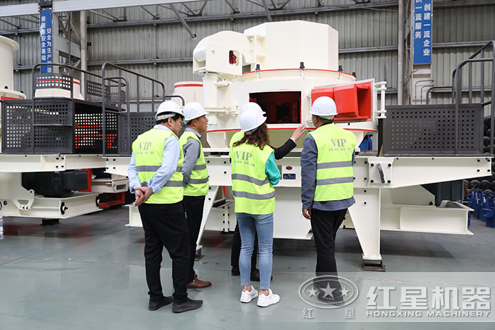 用戶(hù)到廠(chǎng)考察打黃沙機(jī)器