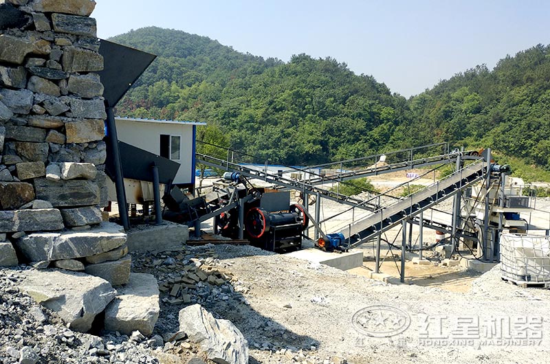 顎式細(xì)破碎機(jī)破碎現(xiàn)場(chǎng)，搭配制砂機(jī)使用
